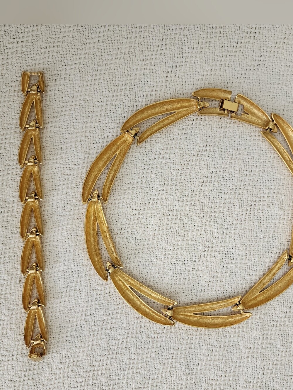 Vintage Modernist Gold Tone Choker & Bracelet Set | Bold Leaf Swirl Link - Picture 6 of 7